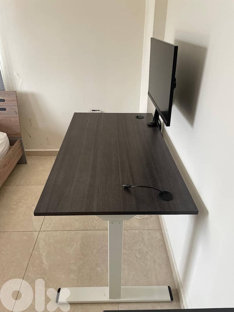 Used Adjustable Desk in Very Good Condition 1