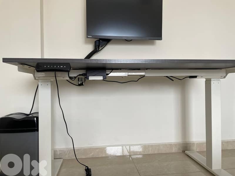 Used Adjustable Desk in Very Good Condition 2