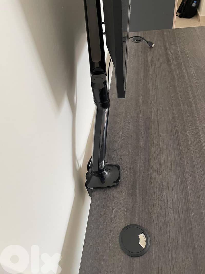 Used Adjustable Desk in Very Good Condition 3