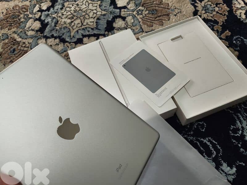 ipad 9th gen like new with box 1