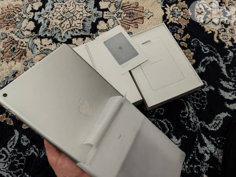 ipad 9th gen like new with box 2