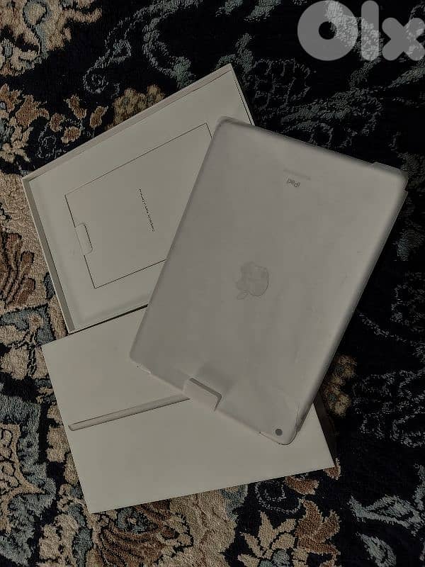 ipad 9th gen like new with box 4