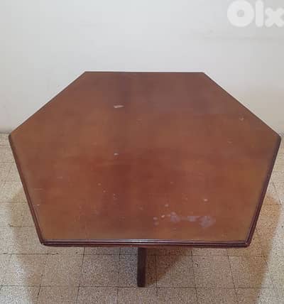 طاولة بني خشب عتيق  مرتبة  وثقيل  وزن ٣٠ كيلو  بيروت ٢٥ دولار ٠٣٧٢٣٨٩٥