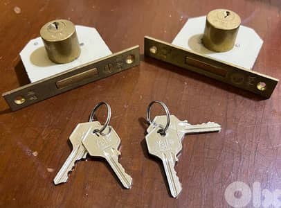 قفل للجارور ماركة Yale جديد عدد ٢ و مفتاحين ب أشرفية ٥ دولار ٠٣٧٢٣٨٩٥