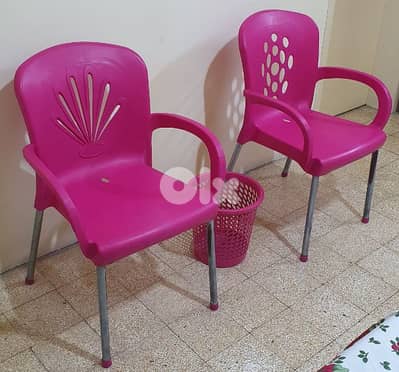 كرسي زهري عدد ٢ مع تكاية  عدد ٢  و سلة  نضيف مرتبة بيروت ١٠ $ ٠٣٧٢٣٨٩٥