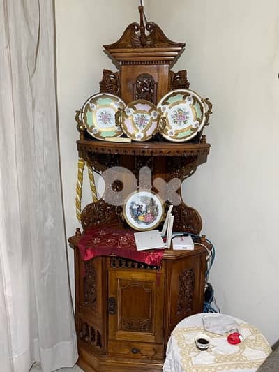 فيترين انتيك عمرها فوق ال ٤٠ سنة مشغولة يدويا