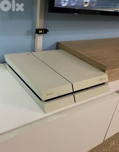 White Flat PS4 - 512g (Used)