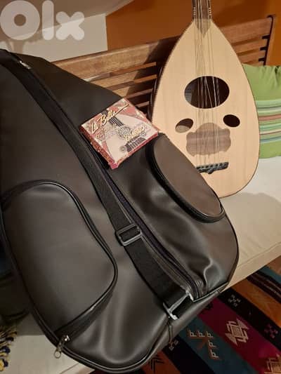 عود مع أوتار وشنطة