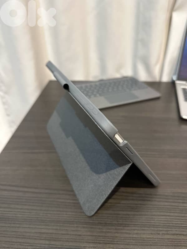 Logitech Combo Touch 2