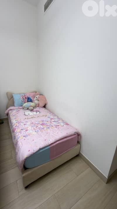 bed hello kitty like new