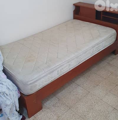 تخت مع فرشة مفرد و نص  طول ٢٢٠   عرض ١١٠ مع  جارور   نضيف  و عتيق قديم