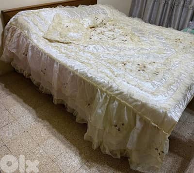 كوفروليه  للتخت  مجوز جديد شغل عرايسي لون بيج فاتح  و ذهبي مع ٢ تكاية