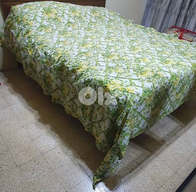 كوفروليه للتخت مجوز نوعية  ممتازة  سميكة  شبه جديد  كتير نضيف و قديم