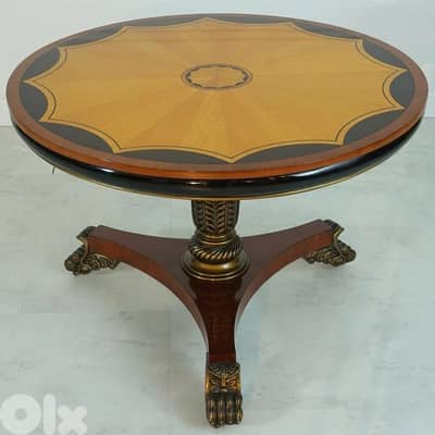 طاولة وسطية من خشب الماهوجني المطعم بتفاصيل نحاسية وقاعدة على شكل مخلب