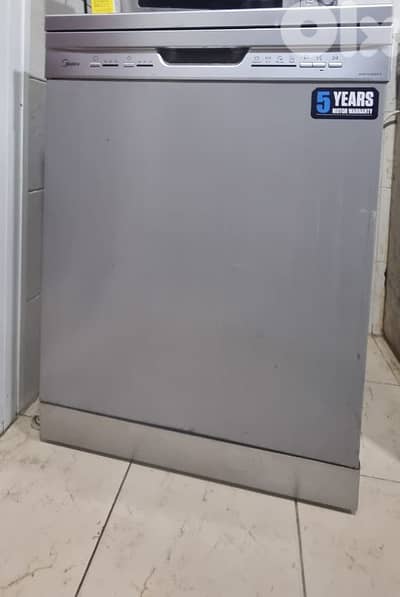 غسالة اطباق Midea  مستعمله بحالة ممتازه