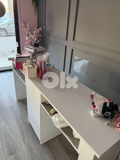 manicure table