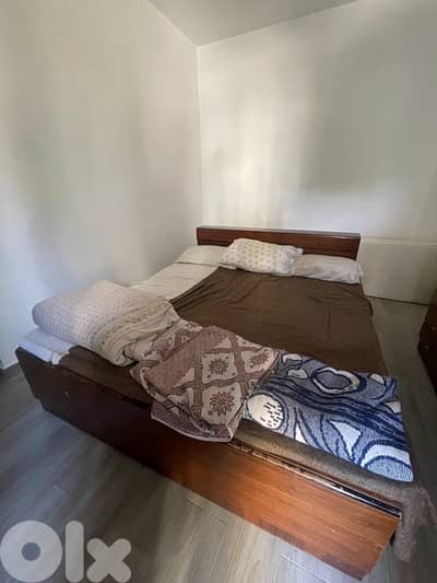 تخت مجوز مع كومودينا وجوارير عدد ٢