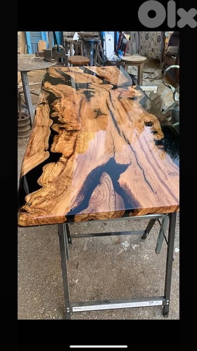 طاولة خشب زيتون