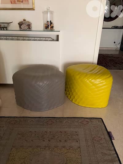2 seats (poufs)