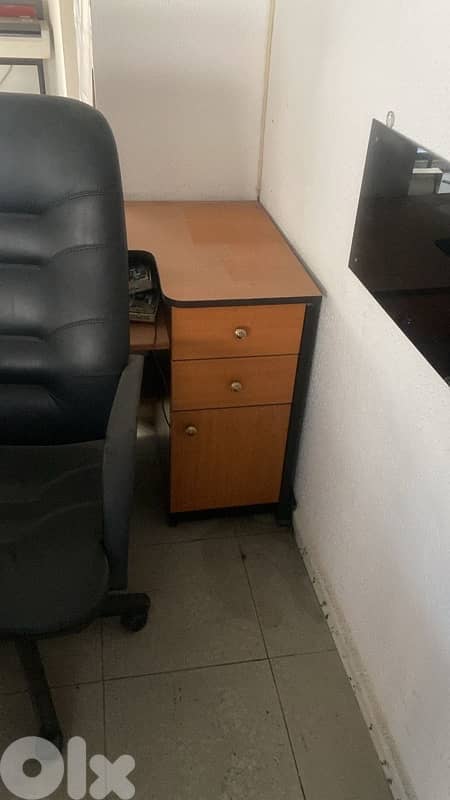 office desk - طاولة مكتب 4