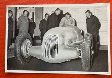 صورة نازي هتلر في مصنع شركة مرسيدس بنز سنة ١٩٣٥ كانت توزع بعلب سجائر