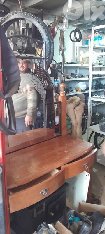 Makeup wardrobe lightly used (خزانة مكياج مستعملة استعمالًا خفيفًا)