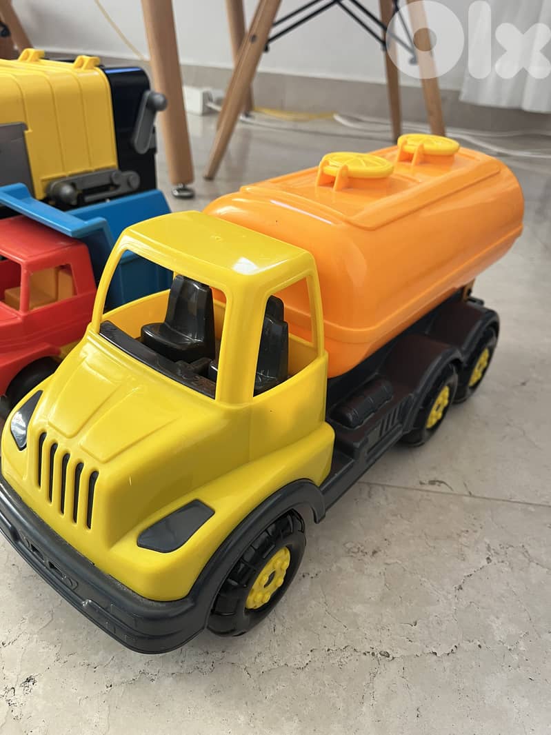 Set of 3 good quality trucks for kids 3