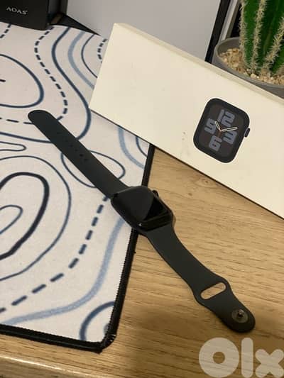 apple watch SE (Gen 2] 40mm designed by apple in California