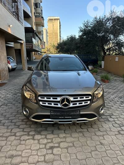 Mercedes GLA 250 4matic 2018 gray on black (Clean carfax)