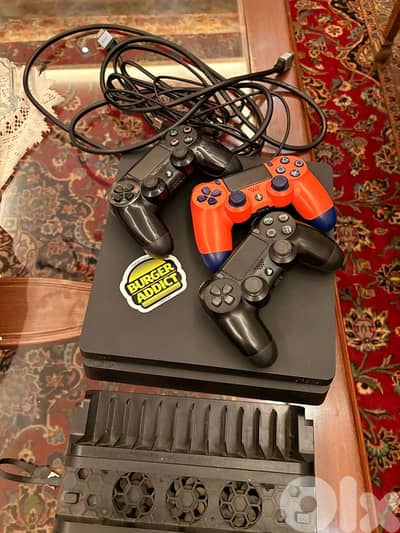 ps4 slim+3 controllers+cds and charging setup