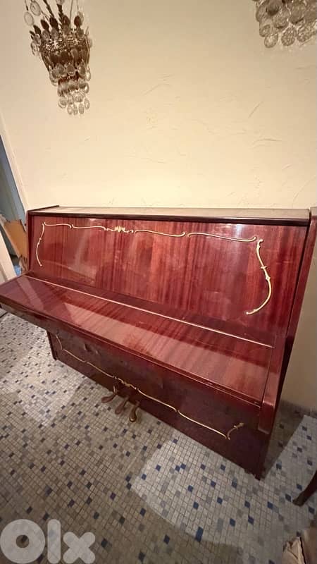 Vintage Piano (40 years old) - source: Russia 1