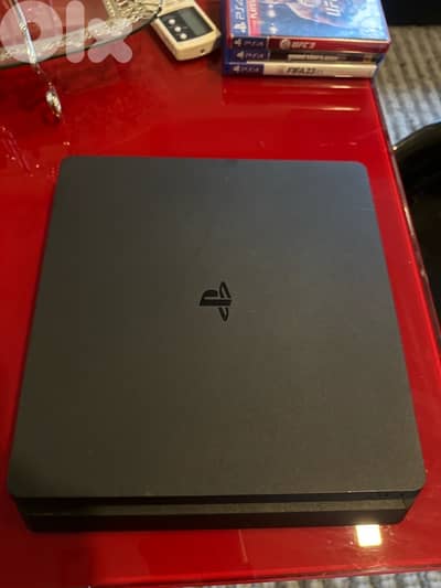 PlayStation 4 slim 850gb very good never broke