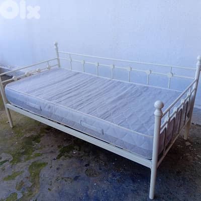 تخت اوروبي  akia   مع فرشي شبه جديد