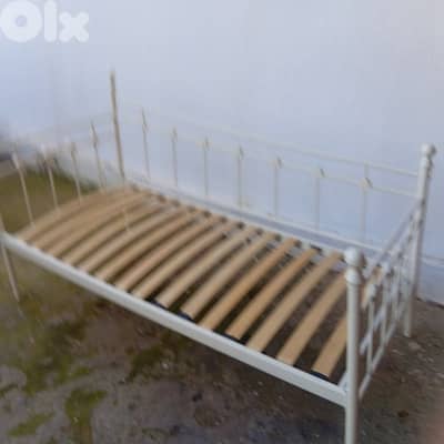 تخت اوروبي  akia    شبه جديد