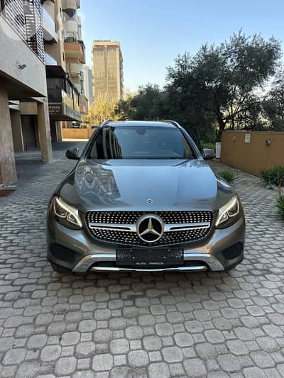 Mercedes GLC 300 4matic 2018 gray on black (clean carfax)