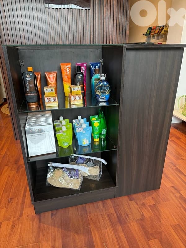 Reception desk / Contoir 1