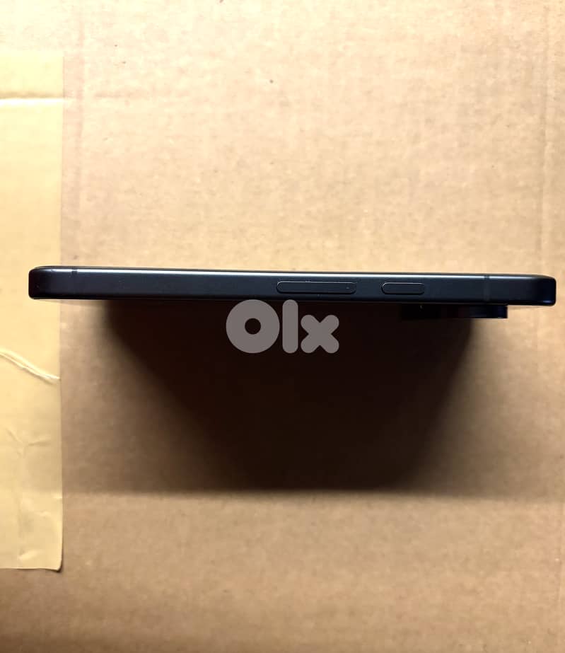 Google Pixel 9 Obsidian (screen not working) + Original Covers 5