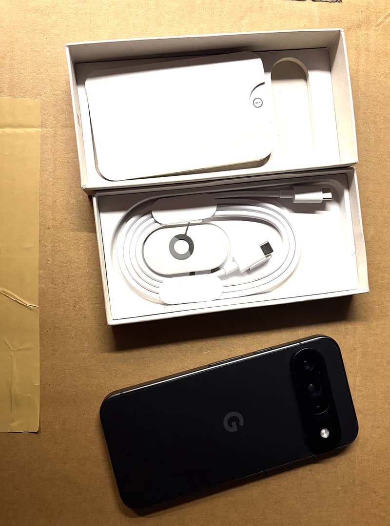 Google Pixel 9 Obsidian (screen not working) + Original Covers 7