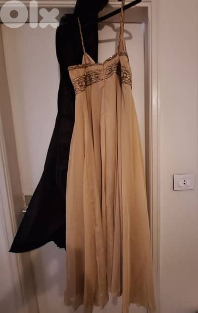 ملابس و فساتين و جزادين و أحذية بأسعار رمزية