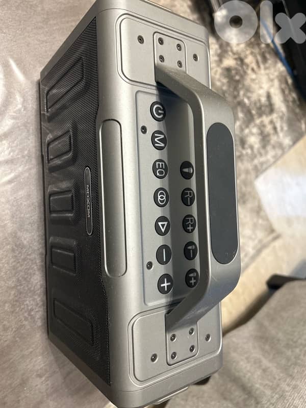 Moxom speaker with 2 mics 1