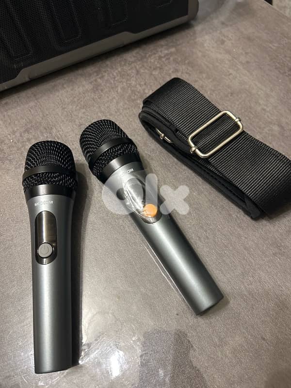 Moxom speaker with 2 mics 3