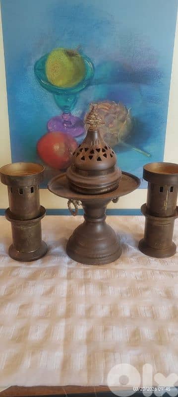 طقم مؤلف من مبخرة كبيرة تحمل الارزة وجوز شمعدانات مصنوعين من النحاس