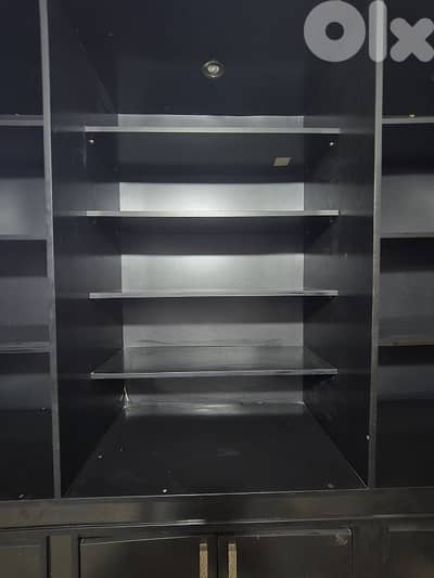 خزانة خشب كبيرة