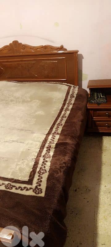 تخت مجوز مع فرشة وكومود٢