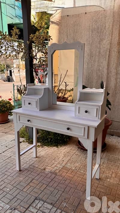 white dressing table