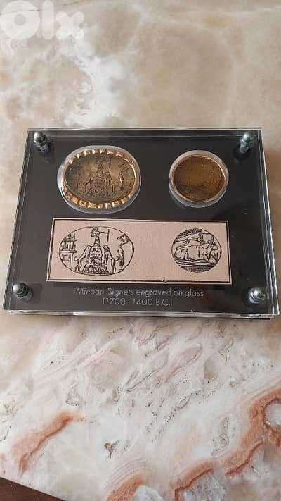 minoan signets engraved on glass