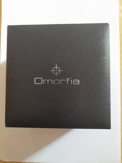 ساعة جديدة ماركة omorfia بعدها بعلبتها جديدة