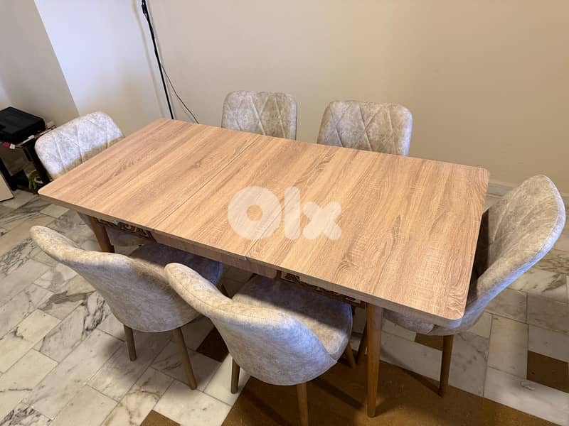 coin Salon with diner table, small table and TV unit 5