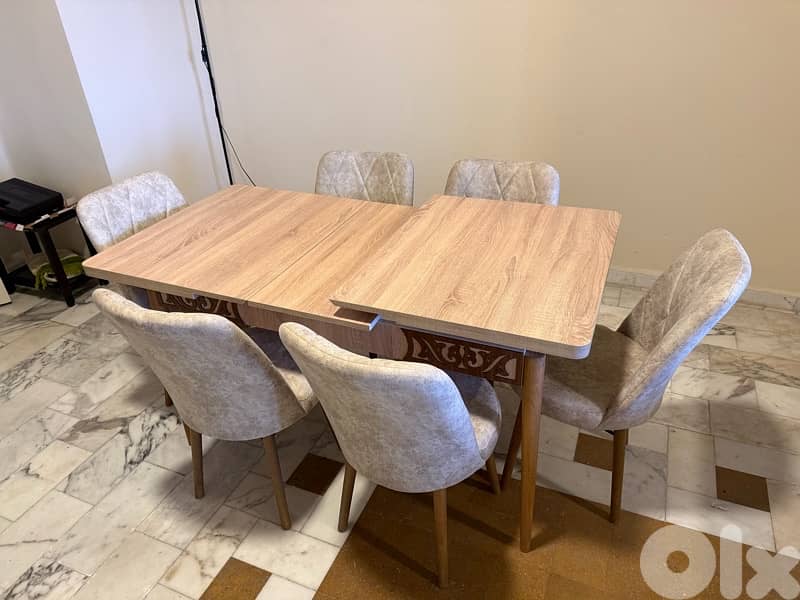 coin Salon with diner table, small table and TV unit 6