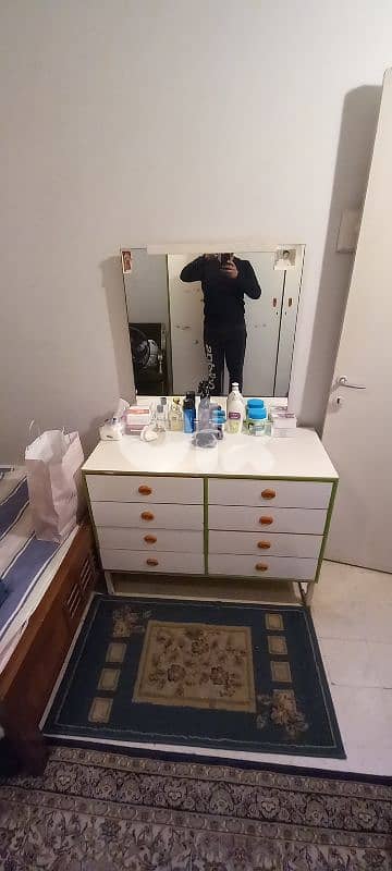 2 single beds+1 closet+1 chefonyere 1